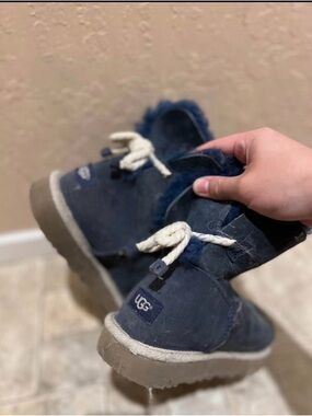 Uggs with bows 💙
